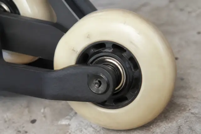 Gros plan sur une roue de patin à roulettes en polyuréthane, avec son moyeu et le marquage de dureté lisible sur le côté