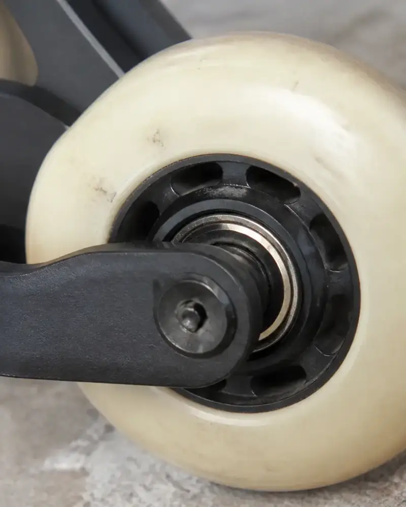 Gros plan sur une roue de patin à roulettes en polyuréthane, avec son moyeu et le marquage de dureté lisible sur le côté